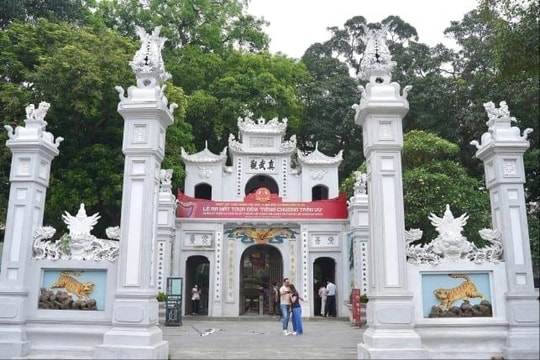 Hà Nội mở tour đêm 'Tiếng chuông Trấn Vũ'