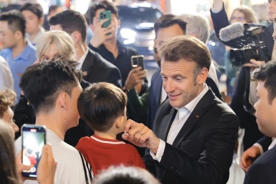 French President strolls through Hanoi’s Old Quarter