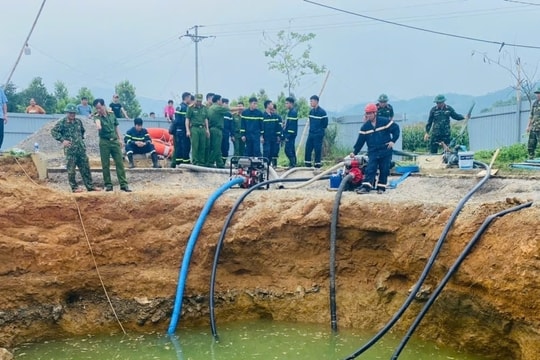 Danh tính người đi xe máy lao xuống 'hố tử thần' sâu 10 m