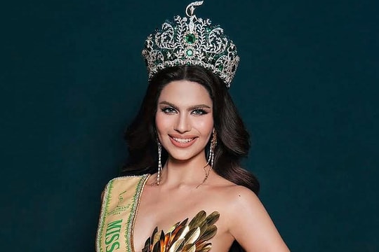 Đương kim Hoa hậu Hòa bình quốc tế từ bỏ danh hiệu, tố bị tổ chức ngược đãi