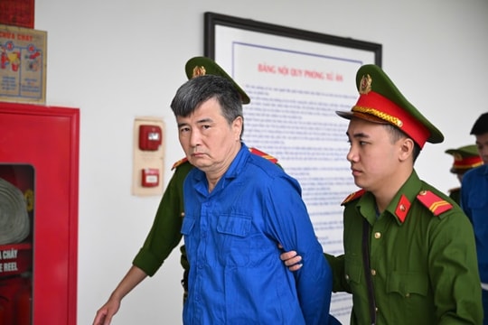 Cựu phó vụ trưởng khai được chủ doanh nghiệp 'đưa một xấp sổ đỏ' để chọn