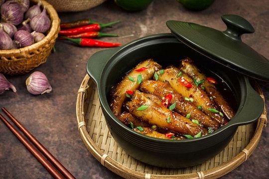 Vì sao cá kho hai lửa ngon hơn nấu một lần?