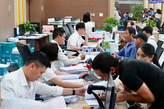 Cán bộ tại bộ phận 'một cửa' TP Hải Dương tận tình phục vụ nhân dân