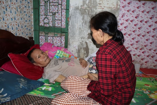 Bà Hiền nhặt ve chai nuôi em liệt giường