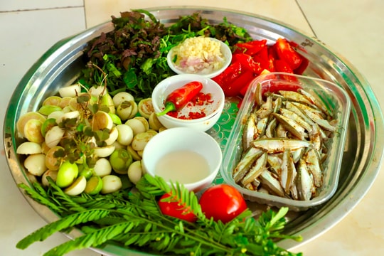 Canh cá vụn nấu cà - hương vị của một thời gian khó