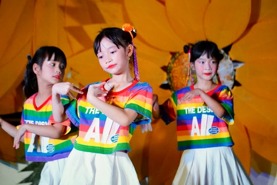 Sôi động chương trình biểu diễn của các em nhỏ tại phố đi bộ, chợ đêm Bạch Đằng