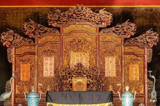 Sự trùng khớp đáng sợ về ngai vàng trong Tử Cấm Thành, không ai dám ngồi