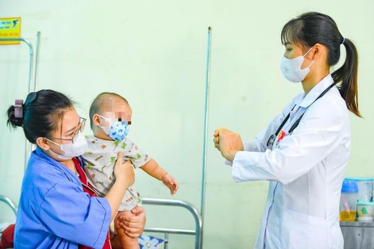 Bệnh viện Nhi Hải Dương phân luồng điều trị trẻ mắc Covid-19