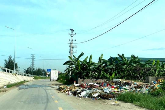 Bãi rác xã Thanh Tân (Thanh Hà) tràn ra đường