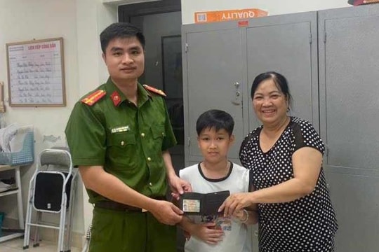 Học sinh lớp 6 ở TP Hải Dương nhặt được ví, nhờ bà trả lại người đánh rơi