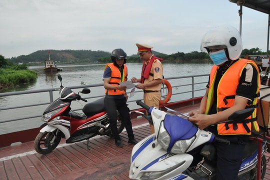 Những lưu ý khi tham gia giao thông đường thủy mùa mưa bão