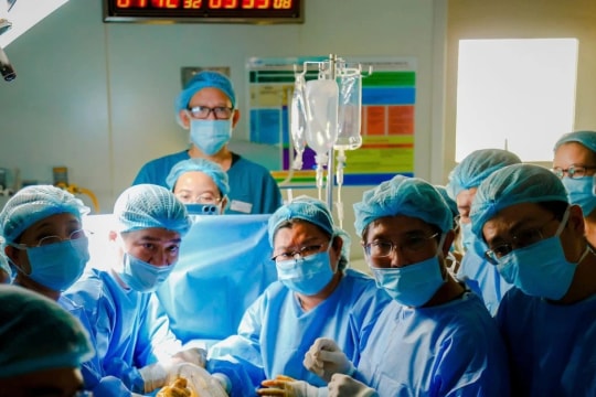Vietnamese doctors perform successful in-utero intervention for Singaporean mother
