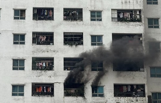 Cháy chung cư ở Hà Nội, khói đen bốc ra cuồn cuộn từ tầng 14