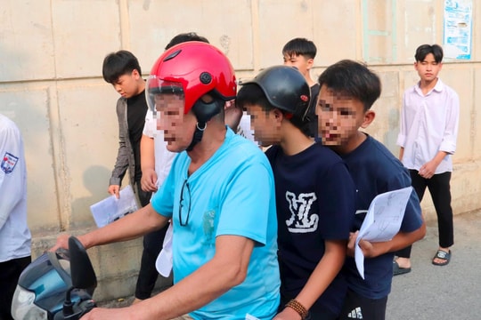 Nhiều phụ huynh đưa đón học sinh đi thi vi phạm giao thông