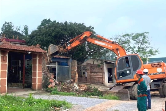 Cưỡng chế thu hồi đất của 3 hộ để thực hiện dự án đường vào khu di tích Côn Sơn – Kiếp Bạc