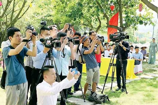 Nghề báo không nhàn hạ