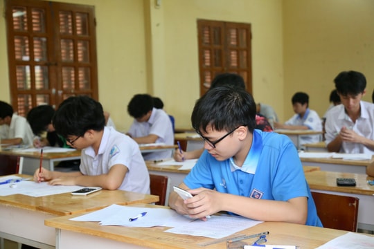 Hơn 800 thí sinh Hải Dương hoàn thành bài thi vào lớp 10 Trường chuyên Nguyễn Trãi