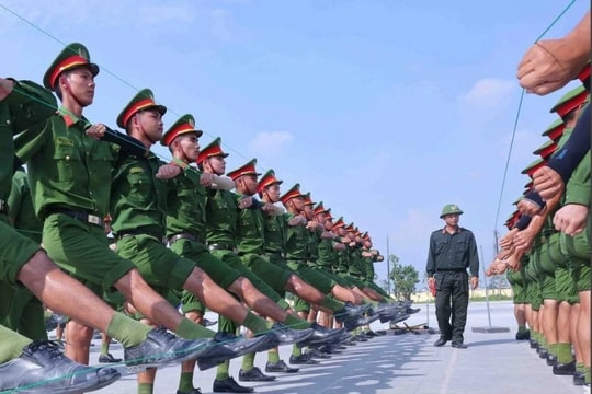 Chiến sĩ công an tập luyện cho Lễ diễu binh mừng 80 năm Quốc khánh 2/9