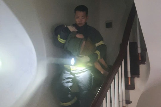 Cháy nhà trong đêm ở Hà Nội, cảnh sát giải cứu 5 trẻ thoát ra ngoài