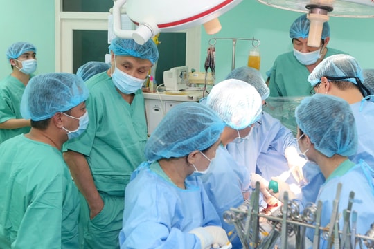 Bé trai 15 tháng tuổi hồi sinh kỳ diệu nhờ ghép gan của một người đàn ông