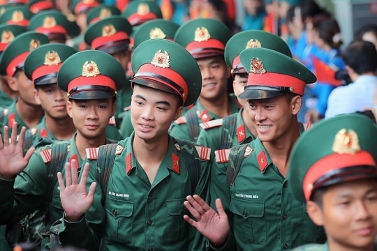 Người dân Hà Nội chào đón các chiến sỹ tham gia diễu binh, diễu hành