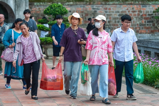 Sĩ tử thi lớp 10 đổ về Văn Miếu, sắm hàng chục cân lễ cầu may