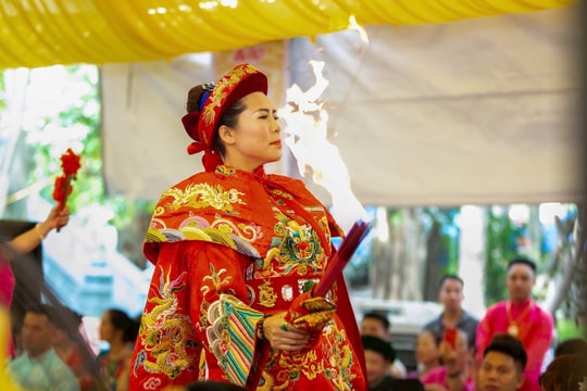 30 thanh đồng tham gia thực hành tín ngưỡng thờ Mẫu Tam phủ tại đền Tranh (Hải Dương)