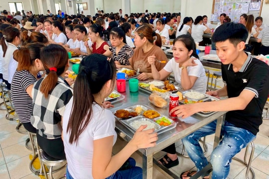 Chăm lo bữa ăn ca cho công nhân