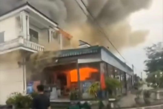 Cháy nhà hàng Sông Quê ở Nam Sách trong cơn mưa lớn