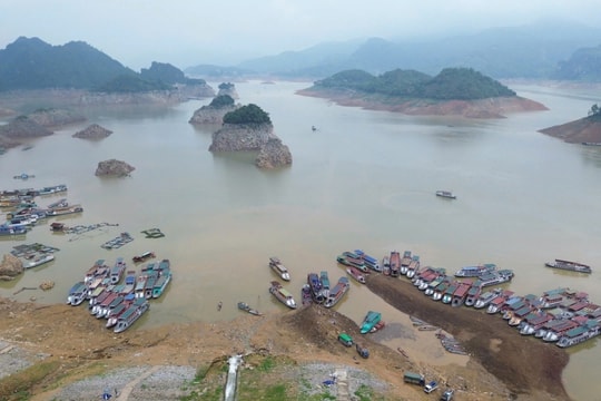 Mực nước tụt 40 m, hồ Hòa Bình xuất hiện khung cảnh chưa từng thấy