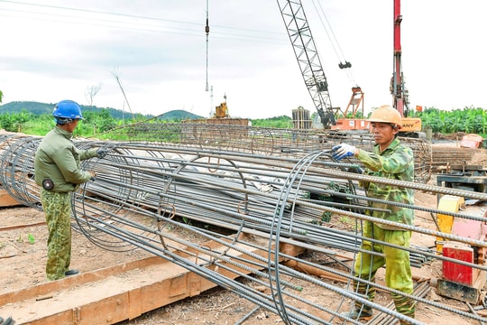 Khan hiếm vật liệu xây dựng, nhà thầu chật vật