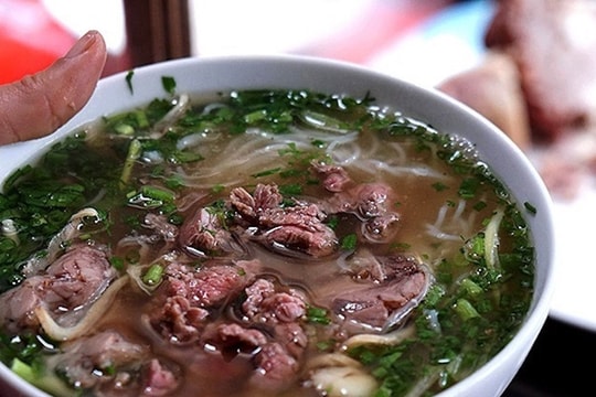 Bát bún, phở đồng loạt tăng 5.000 đồng, chủ quán nói do hành, thịt, cua đều gánh thêm thuế
