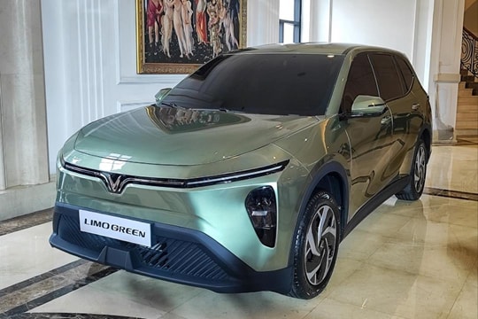 VinFast Limo Green - MPV đầu tiên của hãng Việt xuất hiện công khai