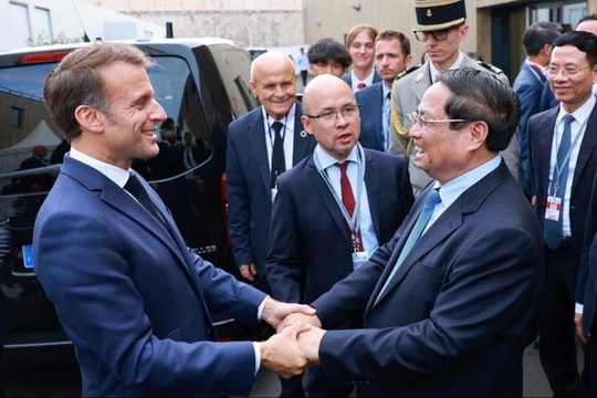 Thủ tướng Phạm Minh Chính hội kiến Tổng thống Pháp Emmanuel Macron