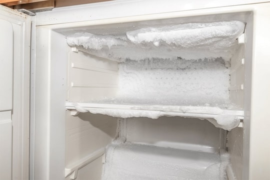Tủ lạnh đóng tuyết tốn điện thế nào?