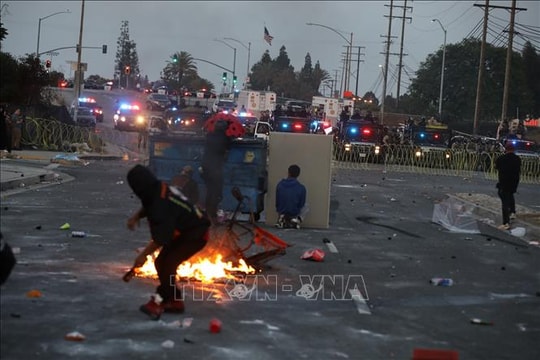 Biểu tình tại Los Angeles tạm lắng trong giờ giới nghiêm