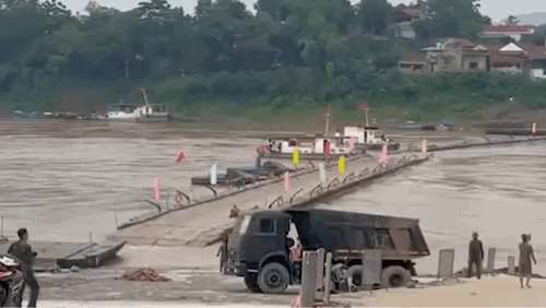 Nước lũ trên sông Hồng lên nhanh, cầu phao Phong Châu dừng hoạt động