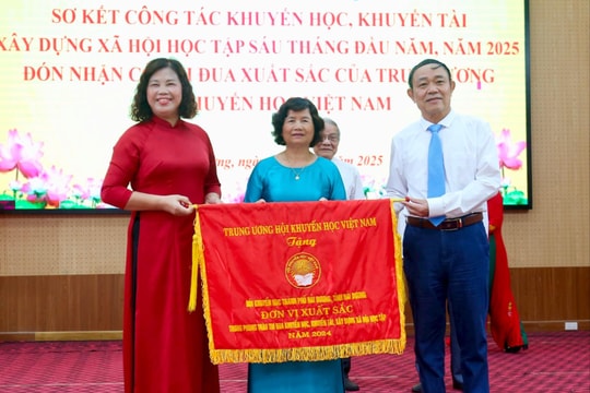 Hội Khuyến học TP Hải Dương nhận Cờ thi đua xuất sắc