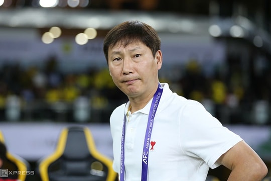 Huấn luyện viên Kim Sang-sik xin lỗi người hâm mộ Việt Nam