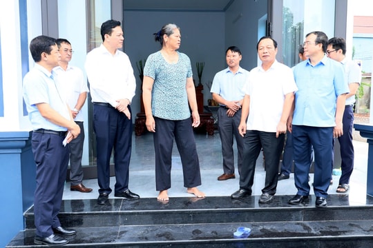 Phó Bí thư Thường trực Tỉnh uỷ Lê Văn Hiệu tặng quà gia đình được xoá nhà tạm, nhà dột nát