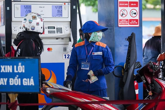 Giá xăng lên sát 20.000 đồng một lít