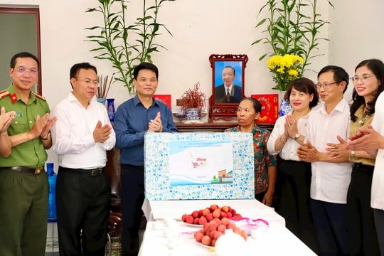 Chủ tịch UBND tỉnh Lê Ngọc Châu tặng quà 3 hộ dân được xoá nhà tạm, nhà dột nát ở Chí Linh