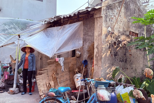 Chị Nguyễn Thị Khuya bệnh tật, sống tạm bợ trong căn bếp cũ