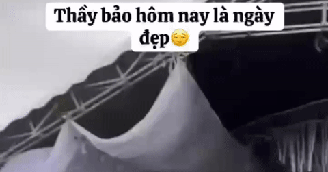 Chú rể Quảng Nam thẫn thờ nhìn rạp cưới ngập lưng chừng vì mưa lớn