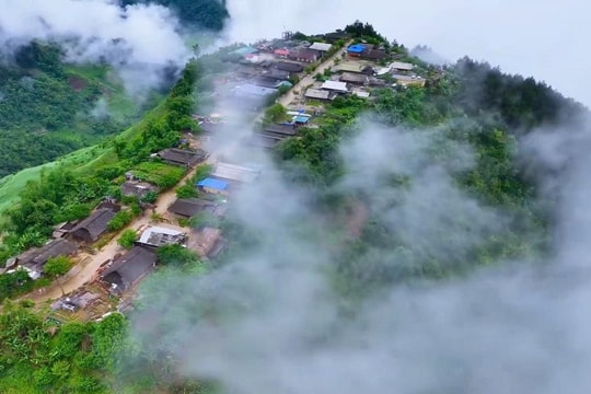 Khám phá bản làng trên đỉnh núi mây phủ bồng bềnh, đẹp như tiên cảnh ở Yên Bái