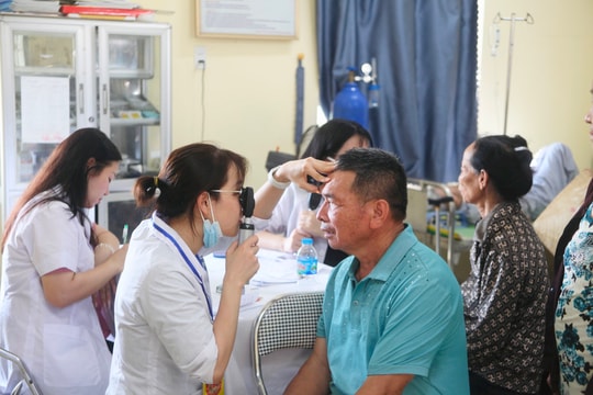 Khám bệnh miễn phí, tặng thuốc cho 500 người cao tuổi, gia đình chính sách