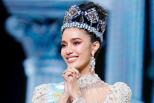 Hoa hậu Thế giới 2025 bật khóc, quỳ cảm ơn giữa biển người hâm mộ