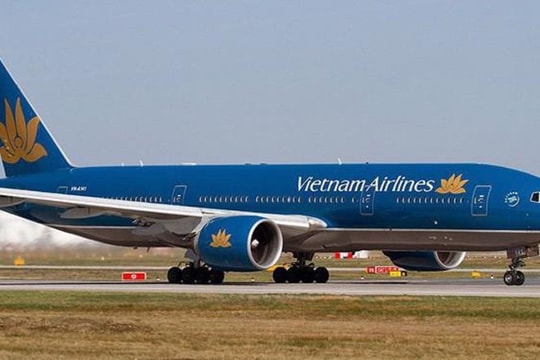 Máy bay Vietnam Airlines hạ cánh khẩn để cấp cứu hành khách