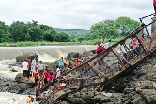 Sập cầu ở Ấn Độ khiến nhiều người thiệt mạng và bị nước cuốn trôi