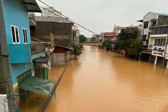 TP Lạng Sơn ngập sâu, ô tô nổi lềnh bềnh trong biển nước